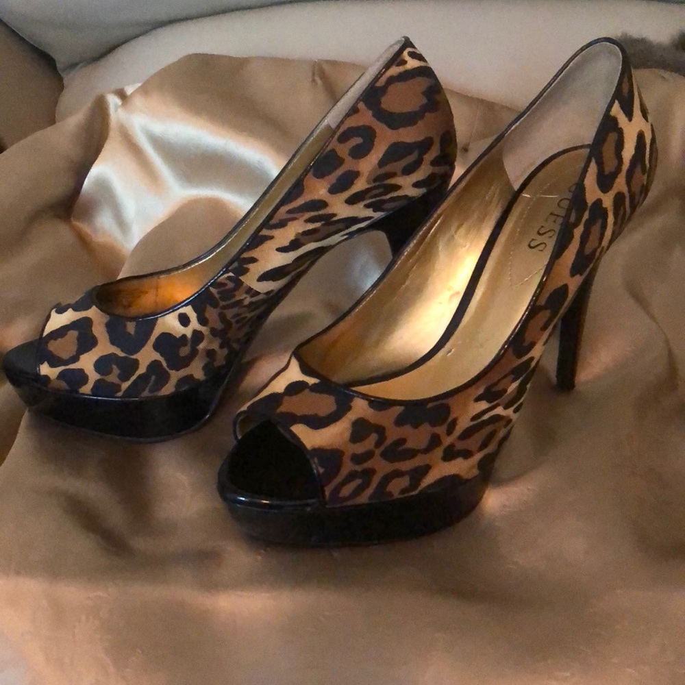 Guess 8.5 medium leopard heels
